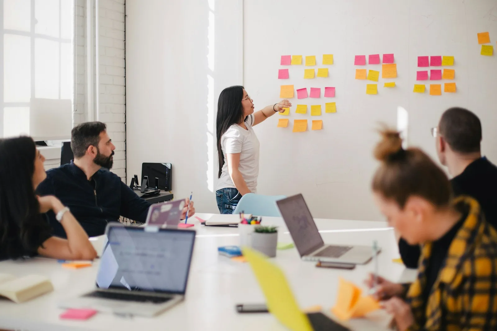 Trabajo sostenible y empleabilidad verde: equipo trabajando en el desarrollo organizacional