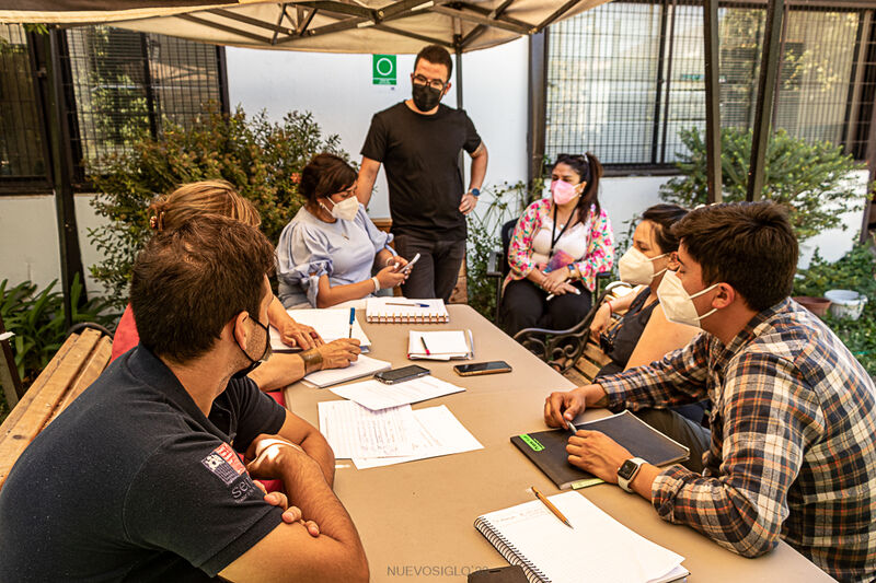 Equipo profesional en reunión