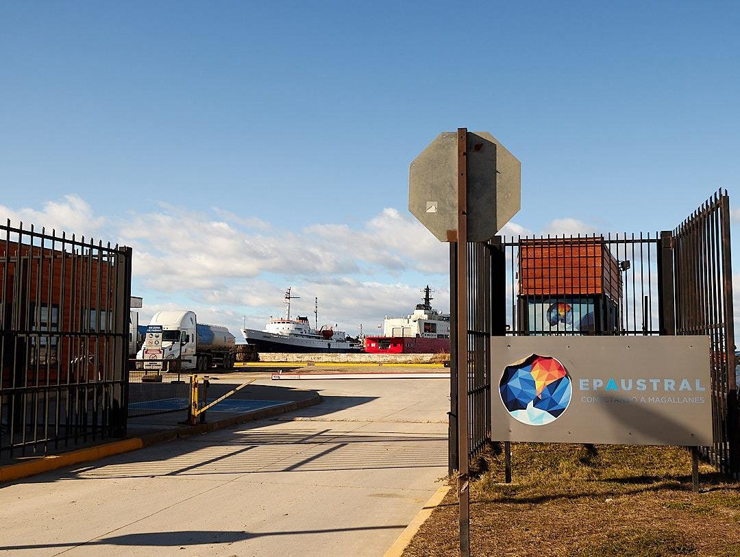 Vista de un puerto de la zona austral de Chile con embarcaciones y faenas portuarias