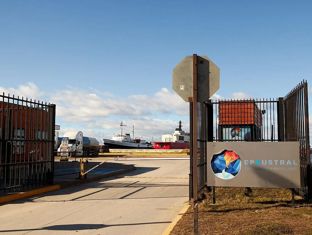 Vista de un puerto de la zona austral de Chile con embarcaciones y faenas portuarias
